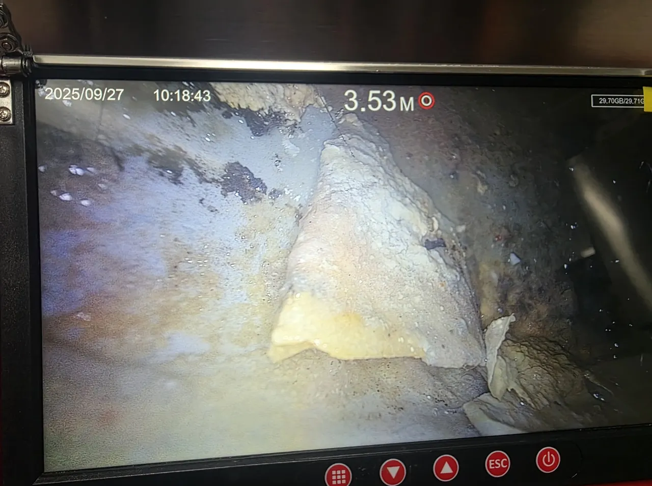 괴산군 하수구막힘 배관 내부 상태와 문제 구간을 확인하는 현장 사진