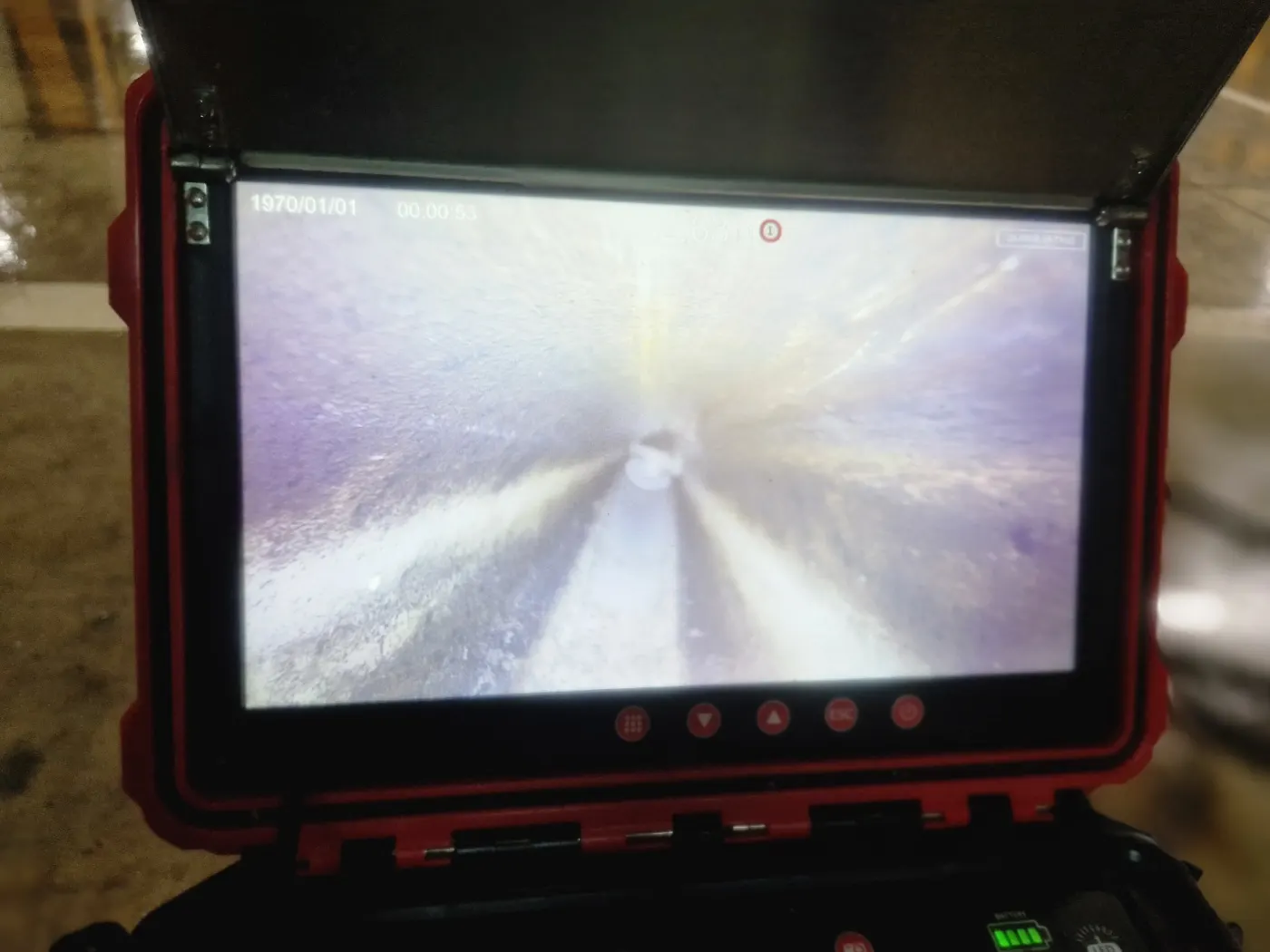아산시 하수구막힘 막힌 배관 내부와 이물 상태를 확인하는 현장 작업 사진