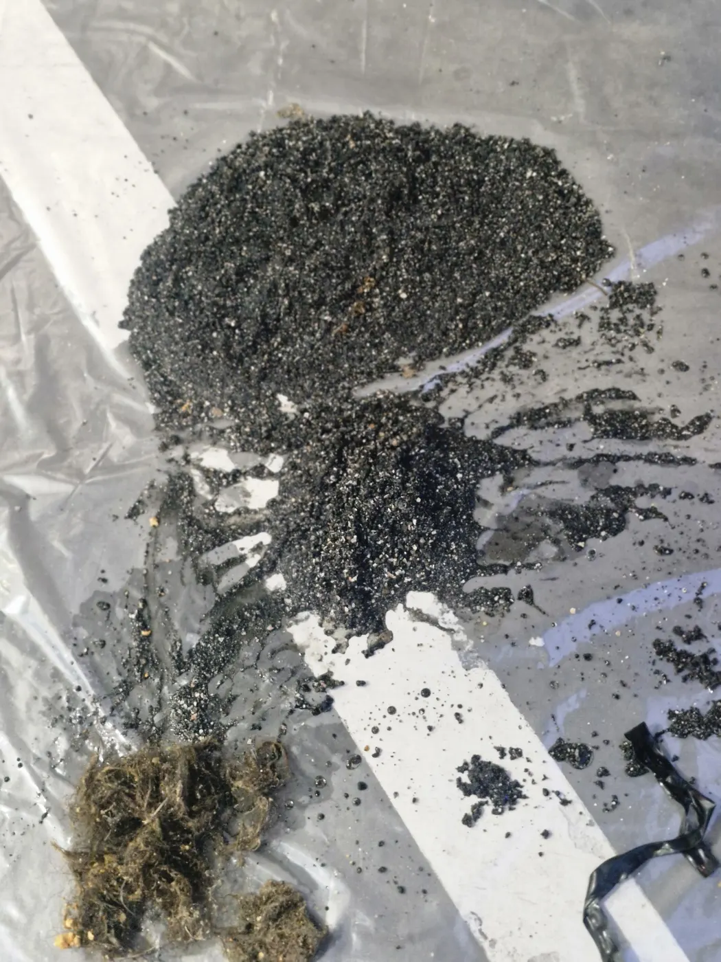 공주시 하수구막힘 배수 불량 원인과 배관 상태를 확인하는 하수구 작업 사진