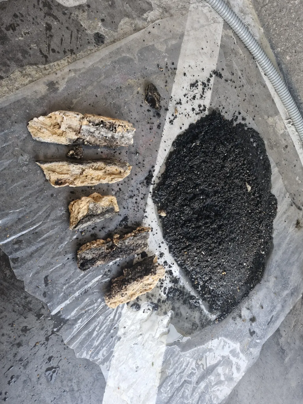 고양시 하수구막힘 막힌 배관 내부와 이물 상태를 확인하는 현장 작업 사진
