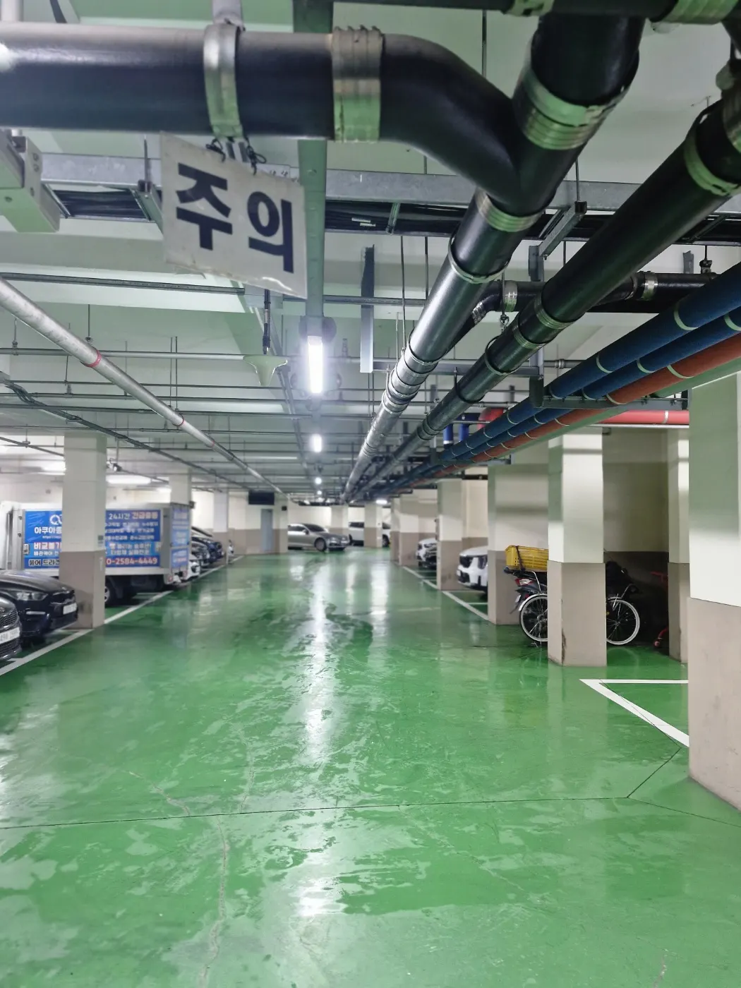 강서구 하수구막힘 막힌 배관 내부와 이물 상태를 확인하는 현장 작업 사진