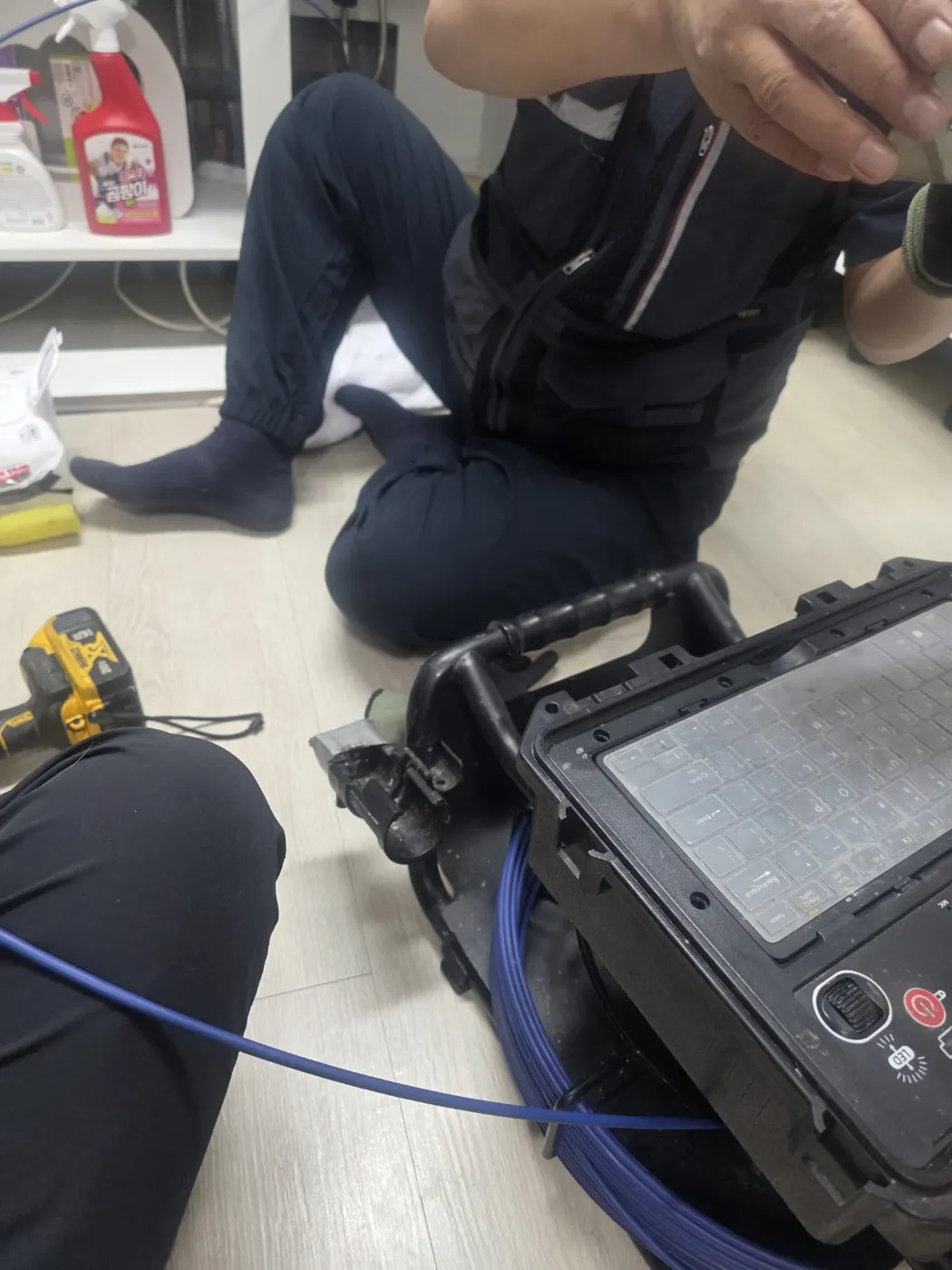 구로구 하수구막힘 배관내시경으로 막힘 위치와 관 내부를 점검하는 현장 사진
