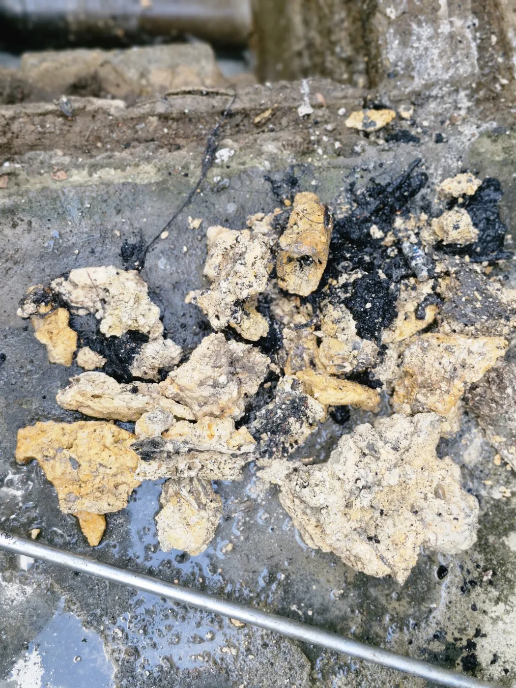 용인시 하수구막힘 배수 불량 원인과 배관 상태를 확인하는 하수구 작업 사진