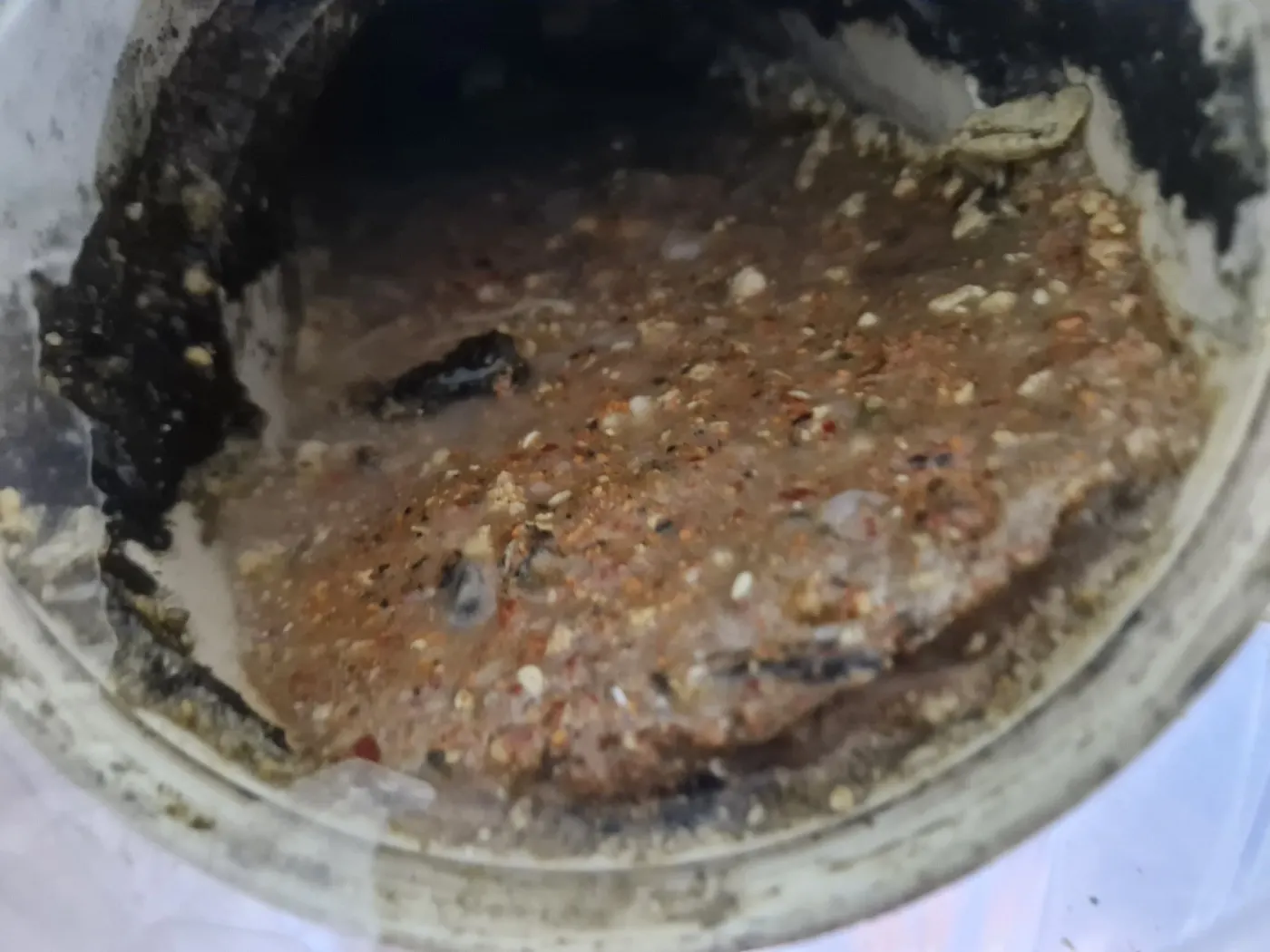 수원시 하수구막힘 배수 불량 원인과 배관 상태를 확인하는 하수구 작업 사진