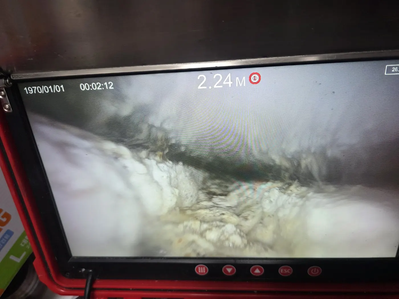 천안시 하수구막힘 막힌 배관 내부와 이물 상태를 확인하는 현장 작업 사진