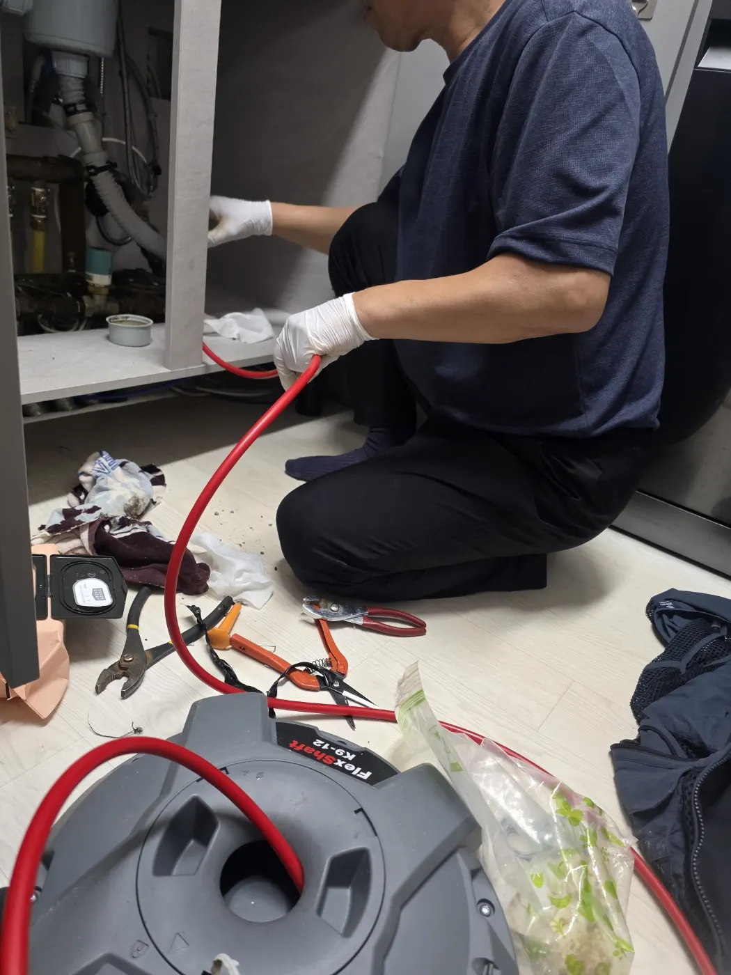 시흥시 하수구막힘 막힌 배관 내부와 이물 상태를 확인하는 현장 작업 사진
