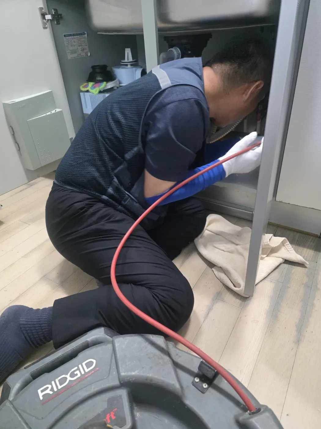 연수구 하수구막힘 막힌 배관 내부와 이물 상태를 확인하는 현장 작업 사진