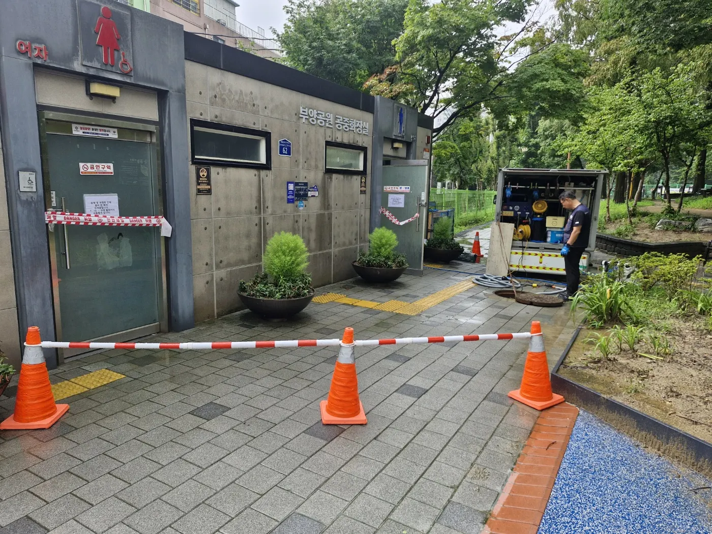 여주시 하수구고압세척 고압세척 장비와 호스로 배관을 세척하는 현장 작업 사진
