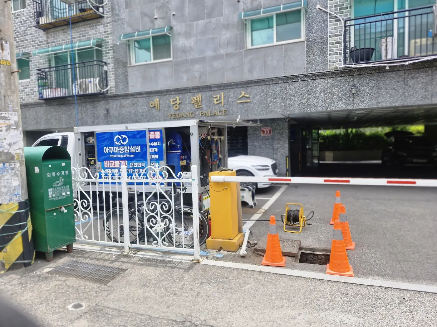 강화군 하수구고압세척 고압세척 장비와 호스로 배관을 세척하는 현장 작업 사진