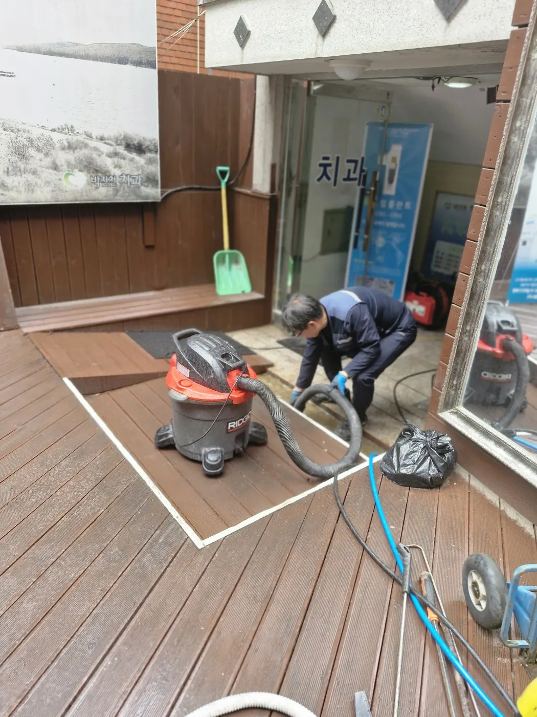 강남구 하수구고압세척 맨홀과 하수관의 퇴적물을 고압세척하는 현장 사진