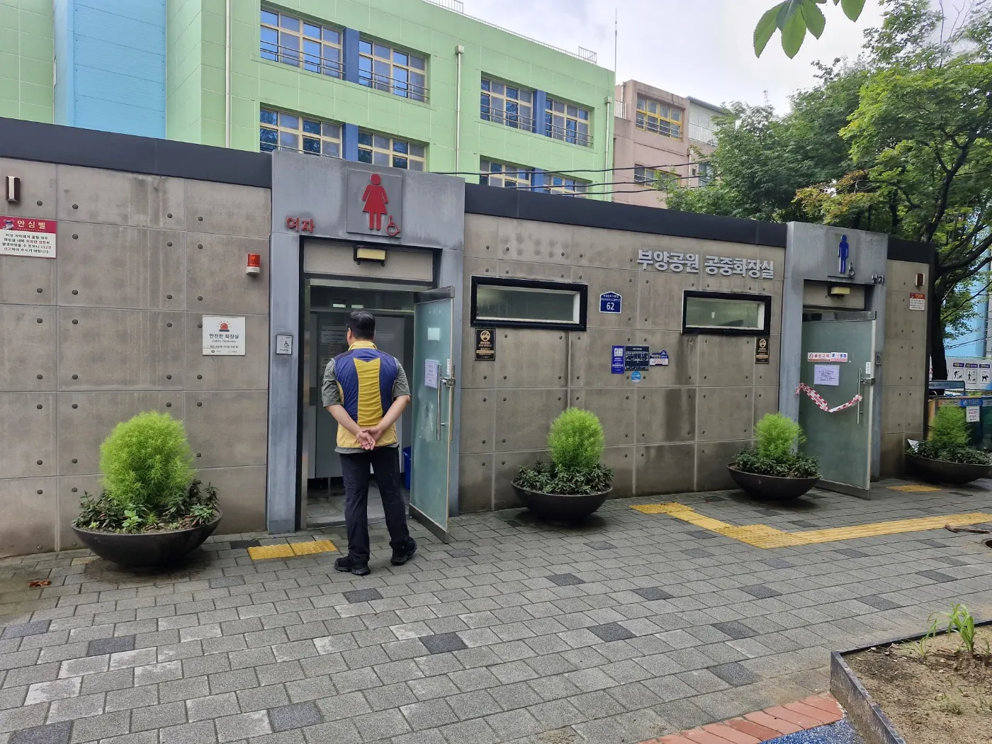 부여군 하수구고압세척 맨홀과 하수관의 퇴적물을 고압세척하는 현장 사진