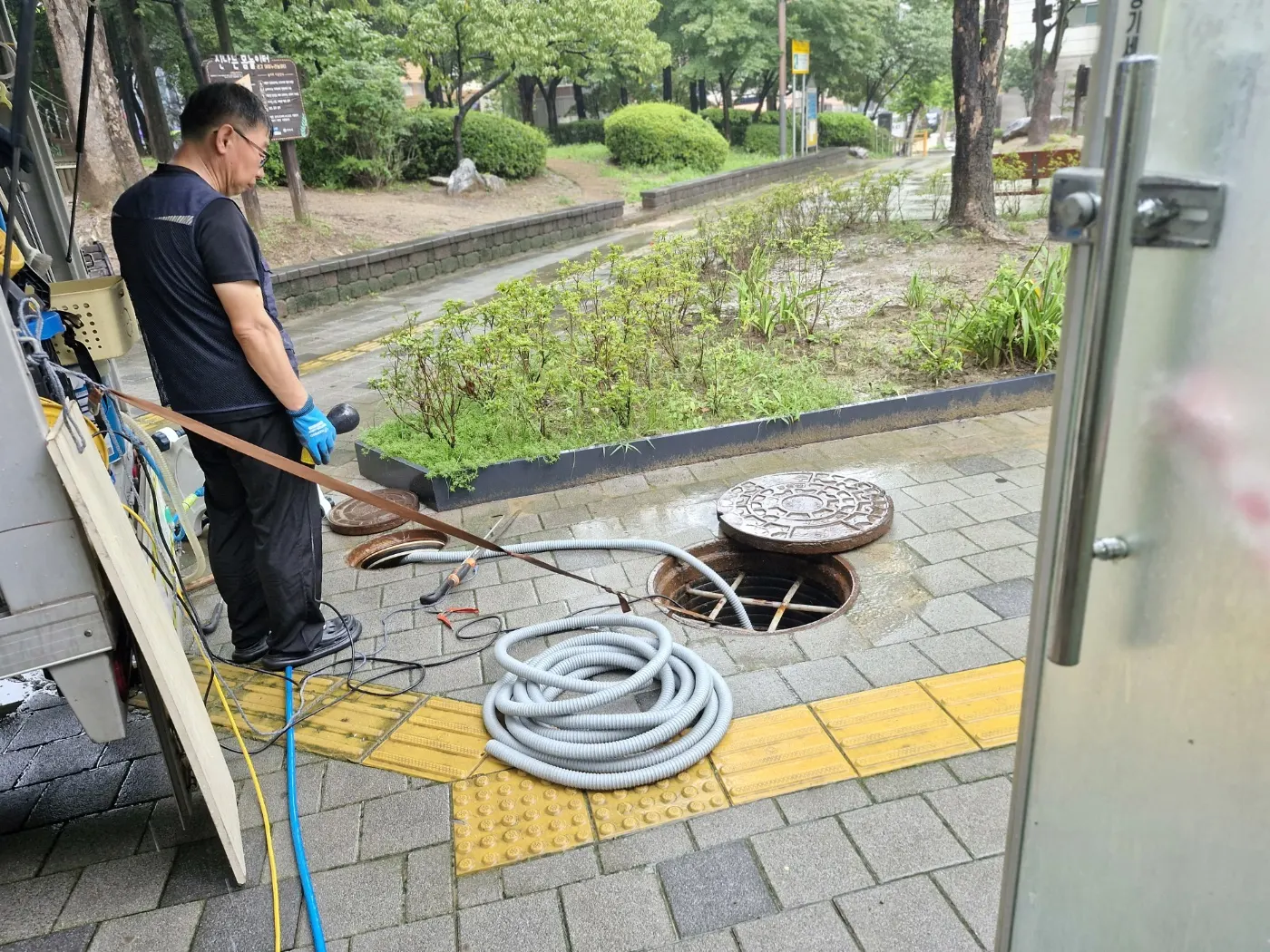 동작구 하수구고압세척 고압세척 장비와 호스로 배관을 세척하는 현장 작업 사진
