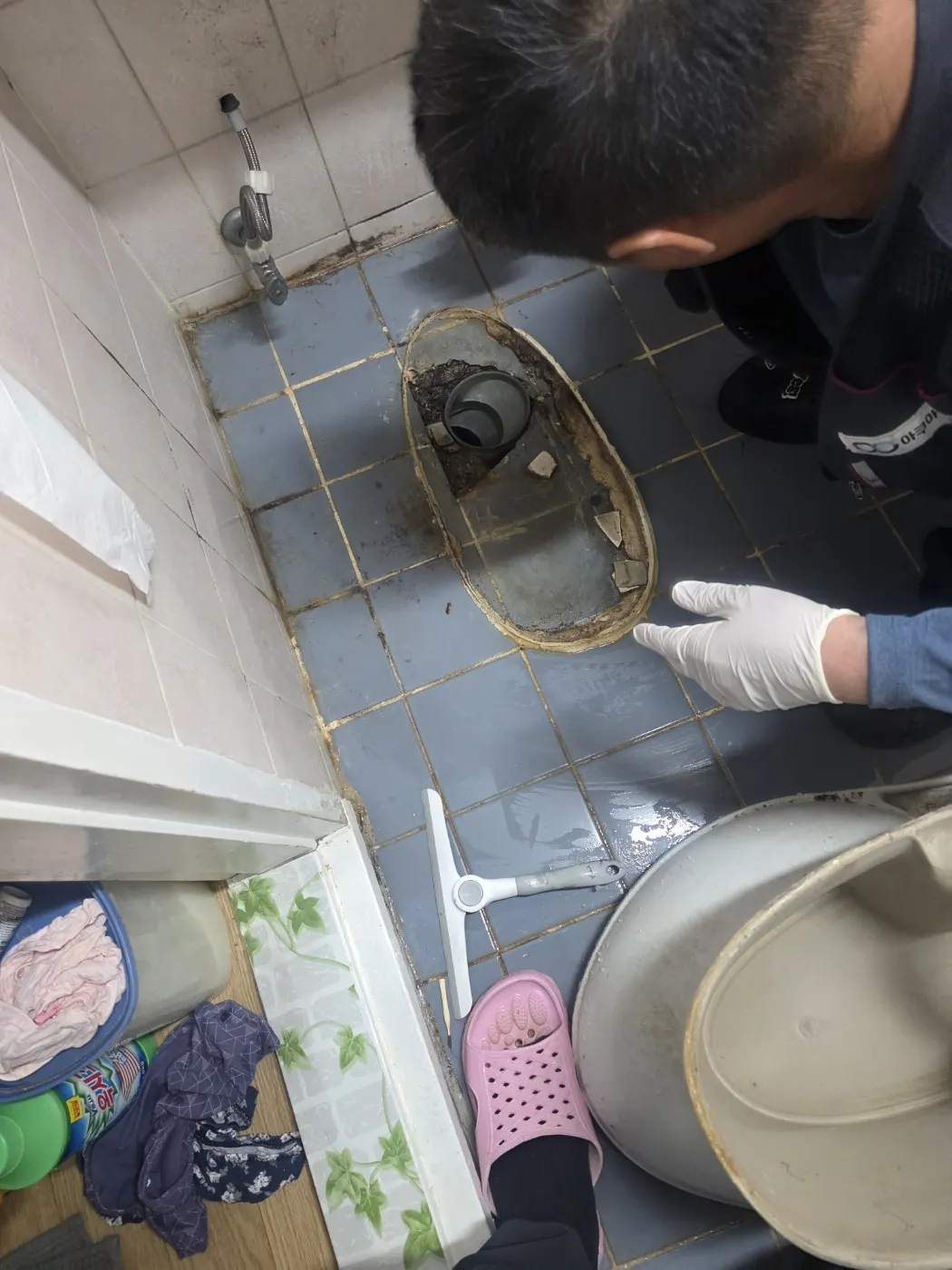용인시 하수구고압세척 맨홀과 하수관의 퇴적물을 고압세척하는 현장 사진