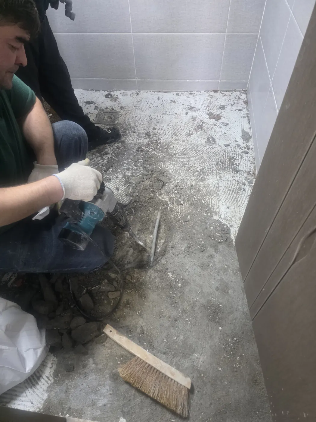 영동군 하수구고압세척 고압세척 장비와 호스로 배관을 세척하는 현장 작업 사진