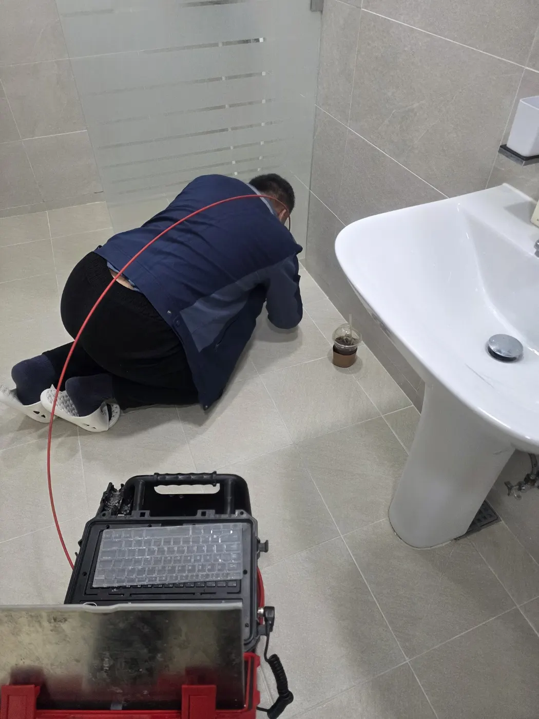 강남구 누수탐지 누수 의심 구간의 배관과 주변 상태를 점검하는 현장 사진