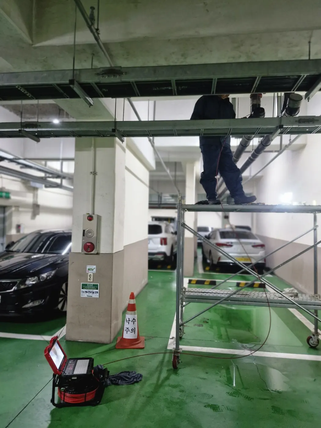 대전 서구 누수탐지 누수 의심 구간의 배관과 주변 상태를 점검하는 현장 사진