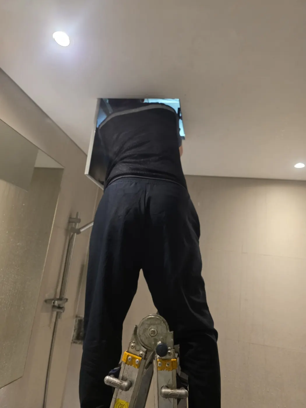 누수탐지 누수 의심 구간의 배관과 주변 상태를 점검하는 현장 사진