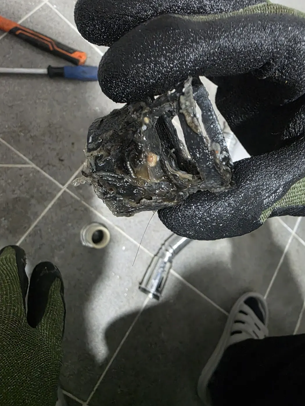 보령시 하수구악취 하수구 악취 원인이 될 수 있는 배관 내부를 확인하는 사진