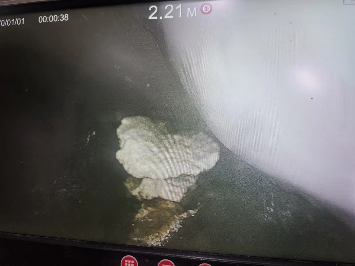 고양시 하수구악취 배관 연결부와 배수 상태를 점검하는 악취 진단 사진