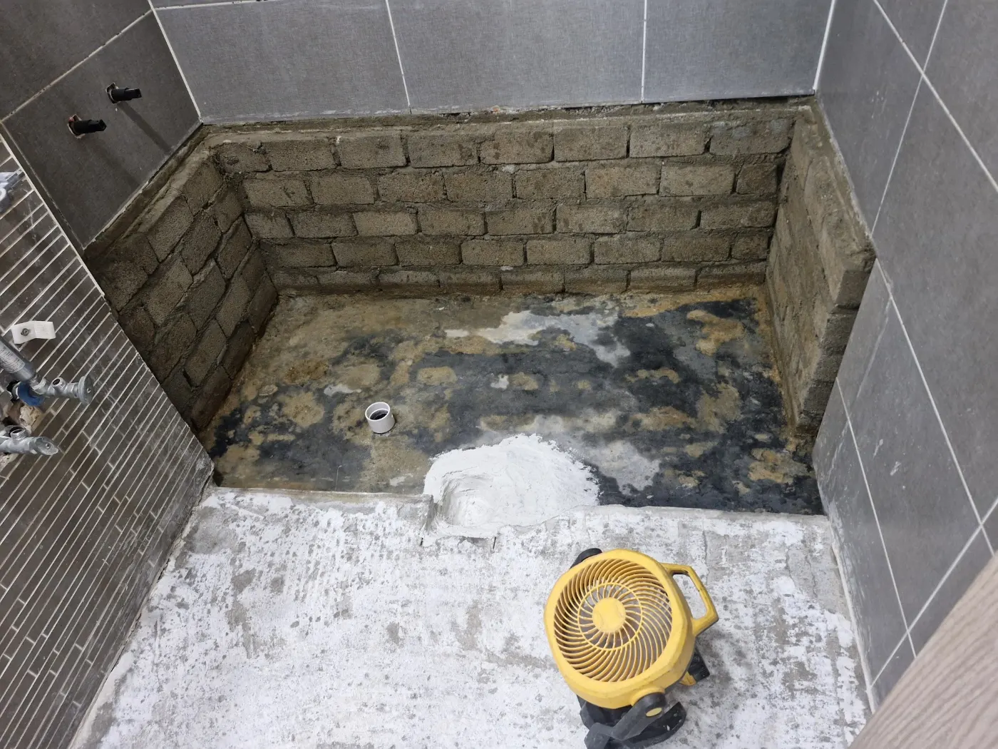 의왕시 배관공사 배관 연결부와 공사 구간을 확인하는 현장 작업 사진