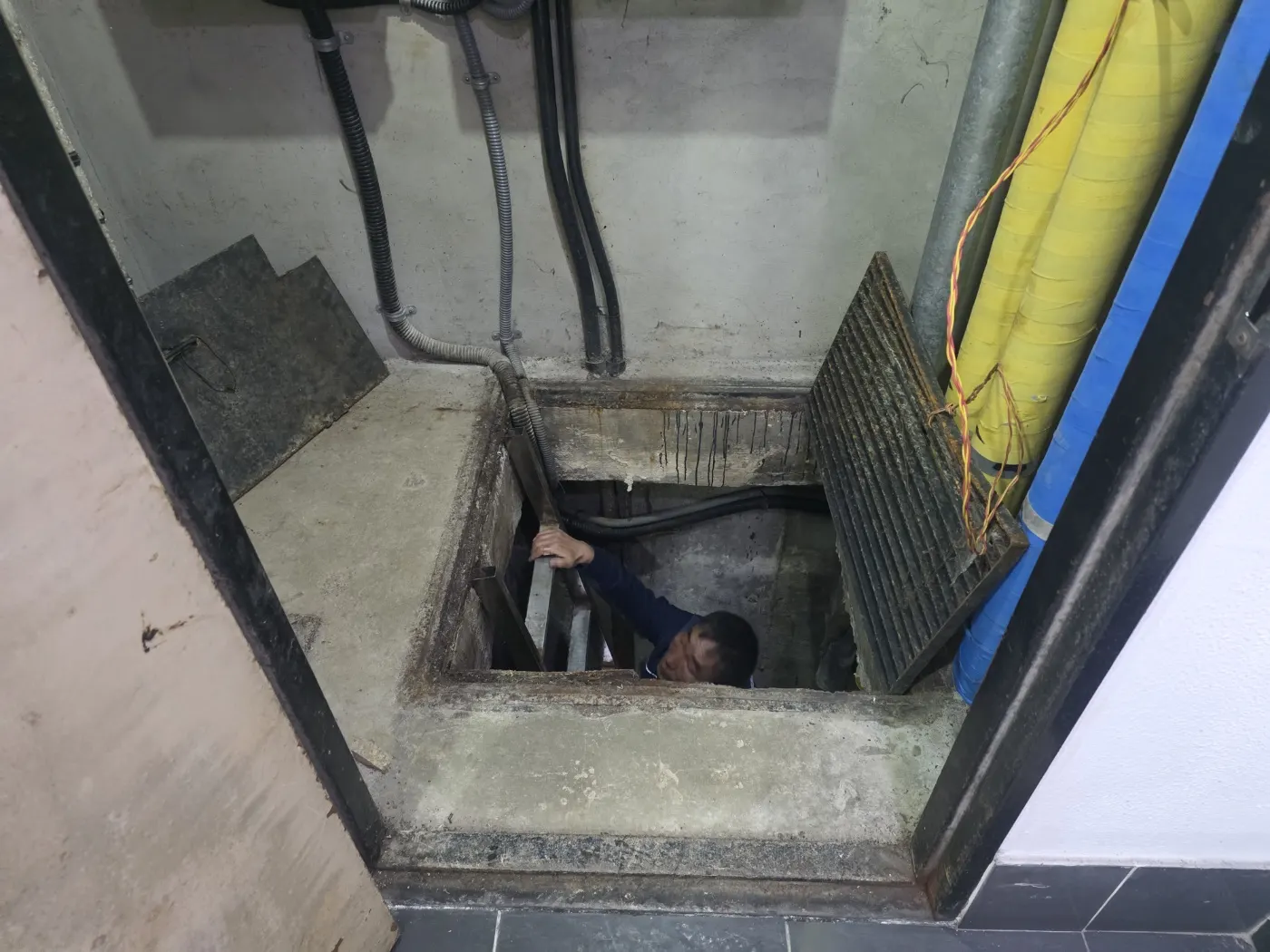 강남구 배관공사 배관 교체와 연결 작업을 진행하는 실제 공사 현장 사진