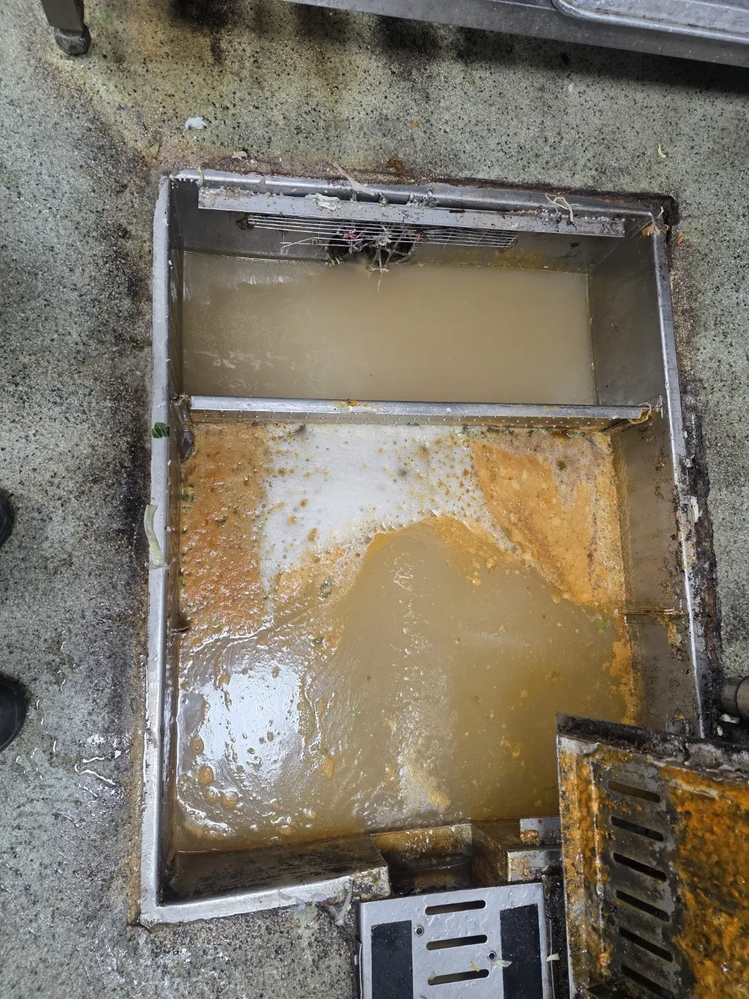 서대문구 배관공사 배관 교체와 연결 작업을 진행하는 실제 공사 현장 사진
