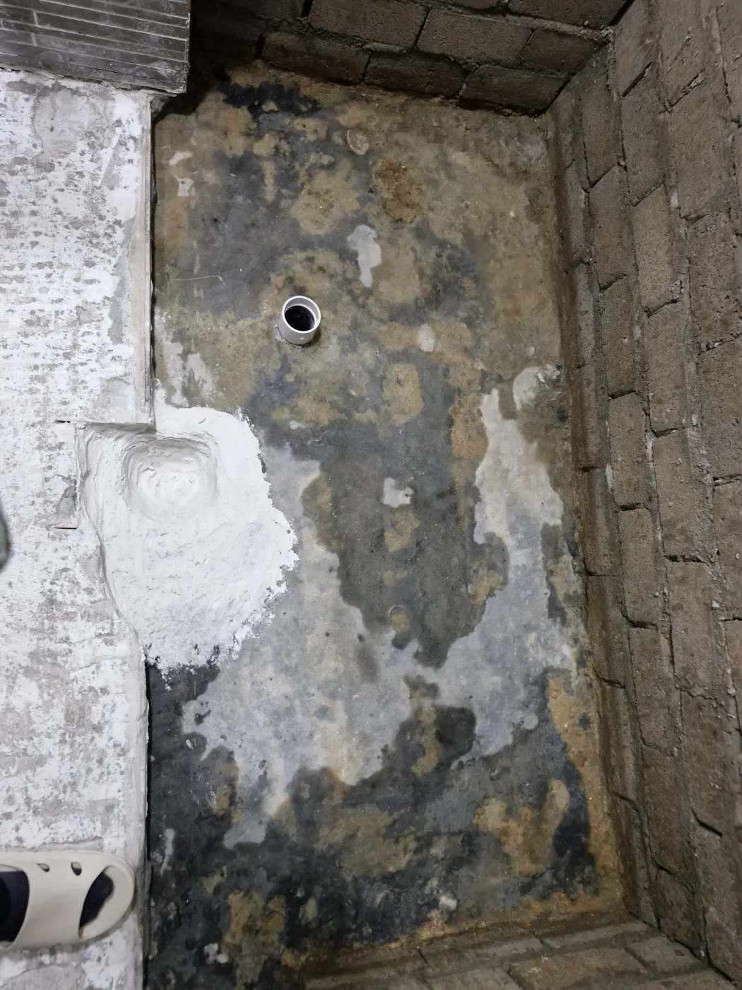 음성군 배관공사 배관 교체와 연결 작업을 진행하는 실제 공사 현장 사진