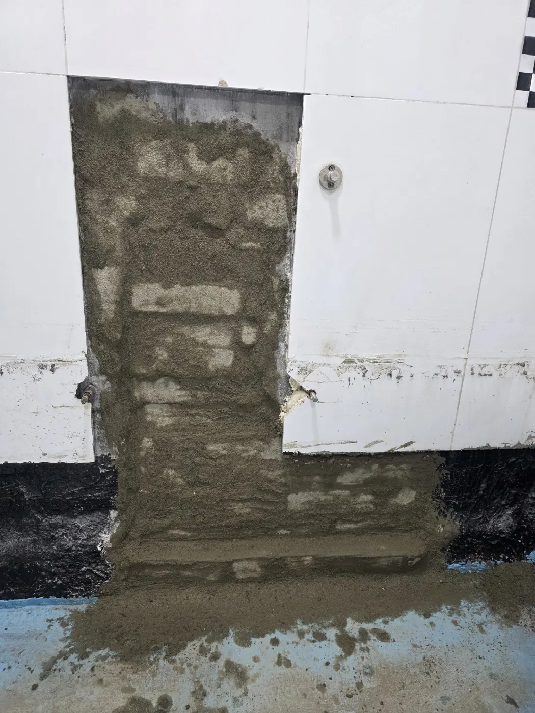 강북구 배관공사 배관 연결부와 공사 구간을 확인하는 현장 작업 사진