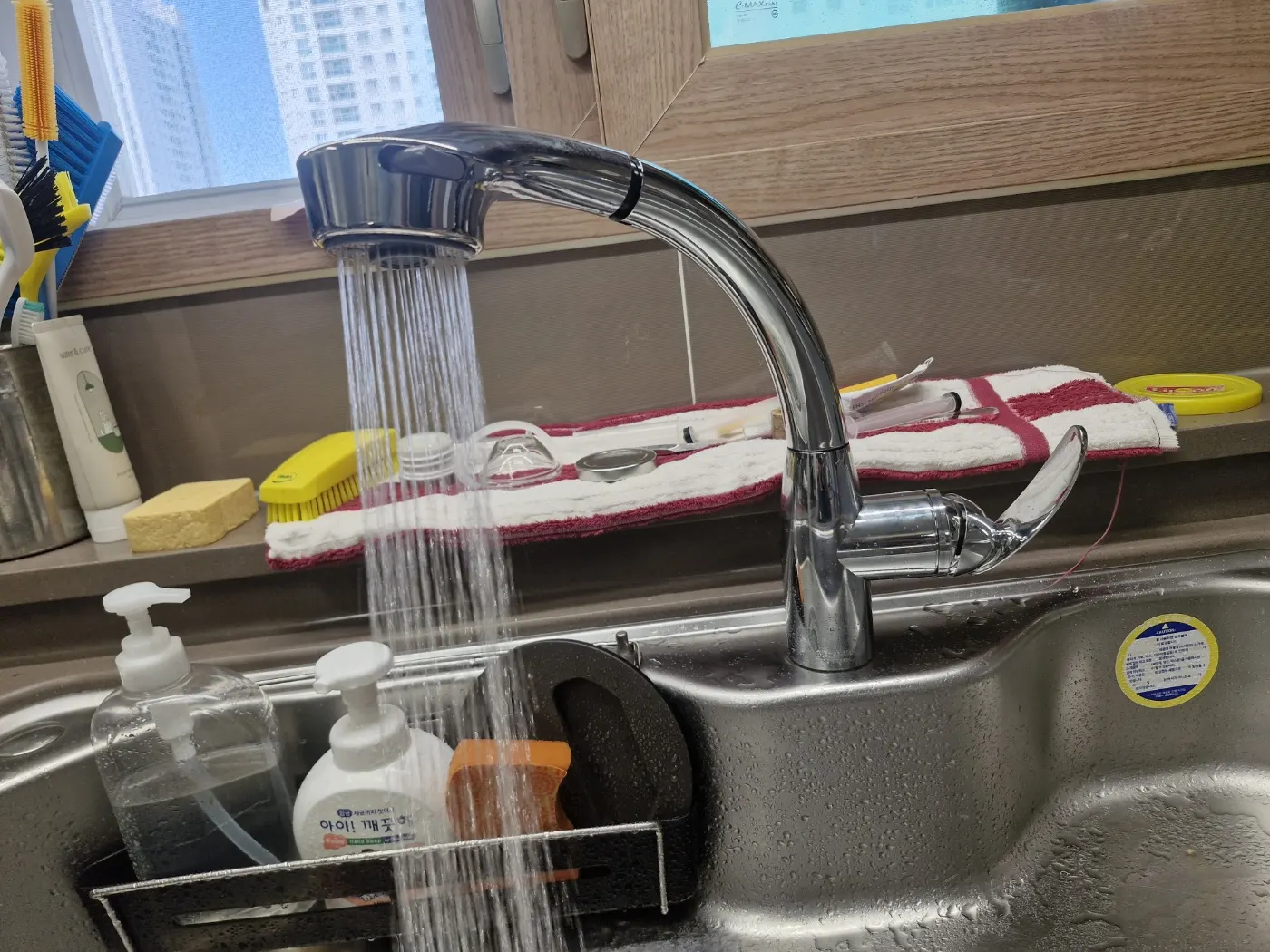 대덕구 싱크대막힘 싱크대 하부 배수관과 연결부를 점검하는 현장 사진