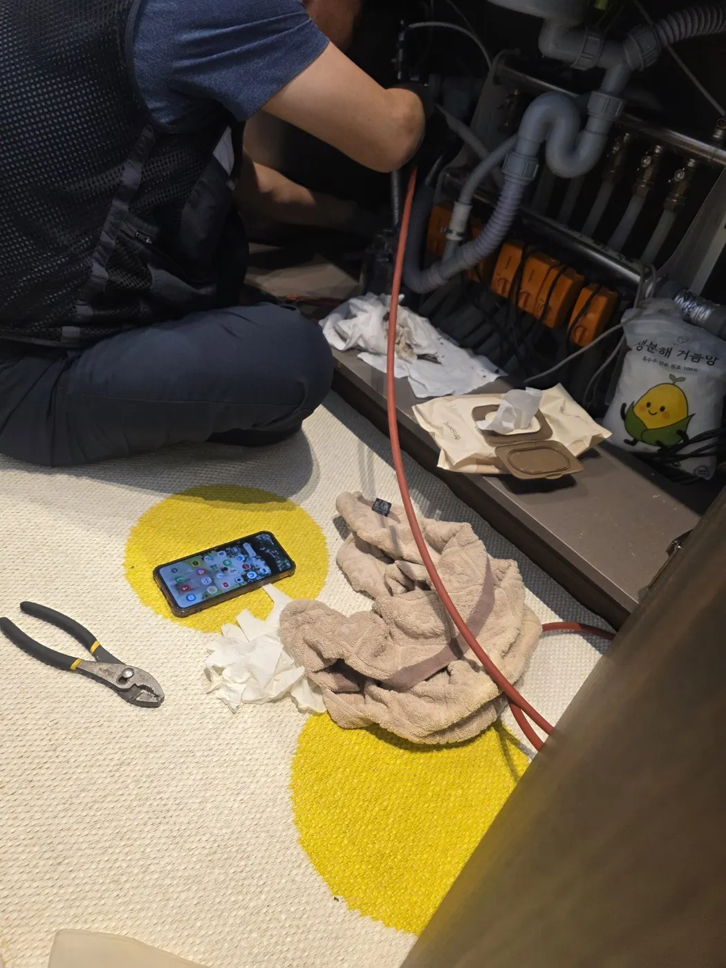 증평군 싱크대막힘 싱크대 하부 배수관과 연결부를 점검하는 현장 사진