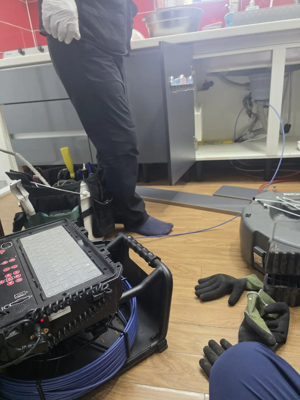 강서구 싱크대막힘 싱크대 하부 배수관과 연결부를 점검하는 현장 사진
