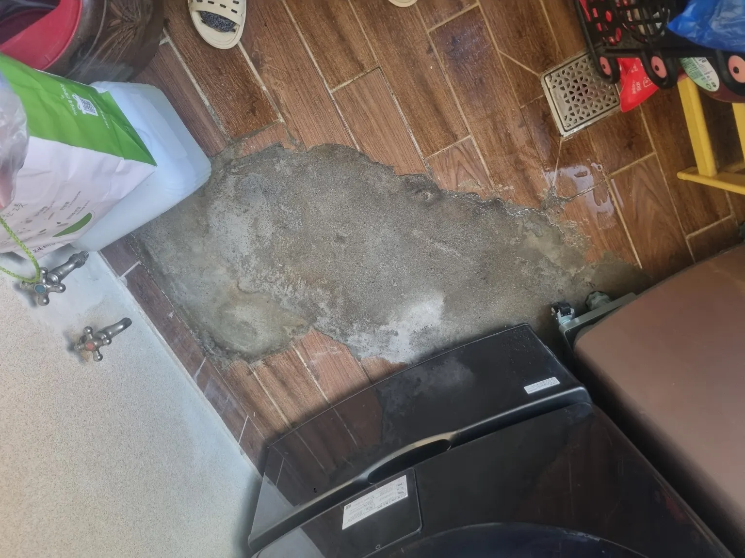 안산시 싱크대막힘 주방 배수관의 막힘 원인과 내부 상태를 확인하는 작업 사진