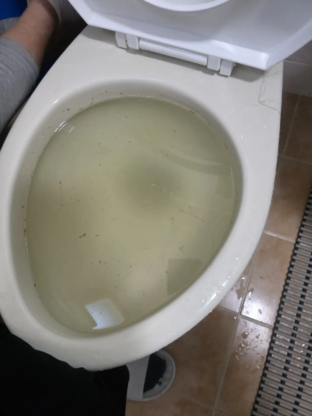 은평구 변기막힘 변기와 오수배관 연결 구간을 점검하는 현장 사진