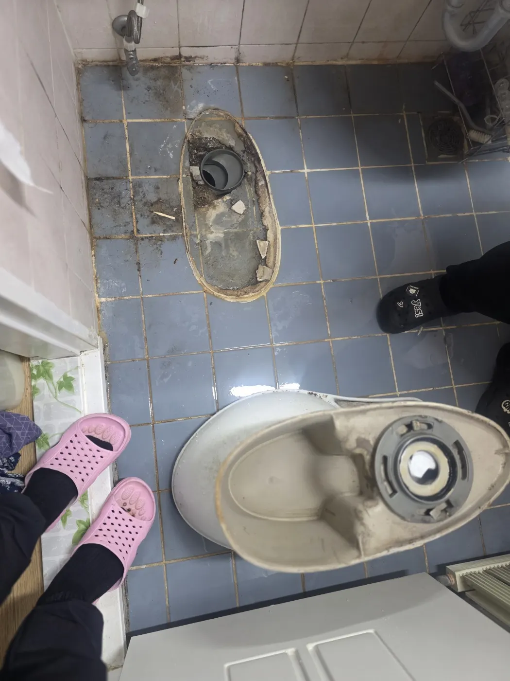안산시 변기막힘 변기막힘 이물질과 배수 상태를 확인하는 작업 사진