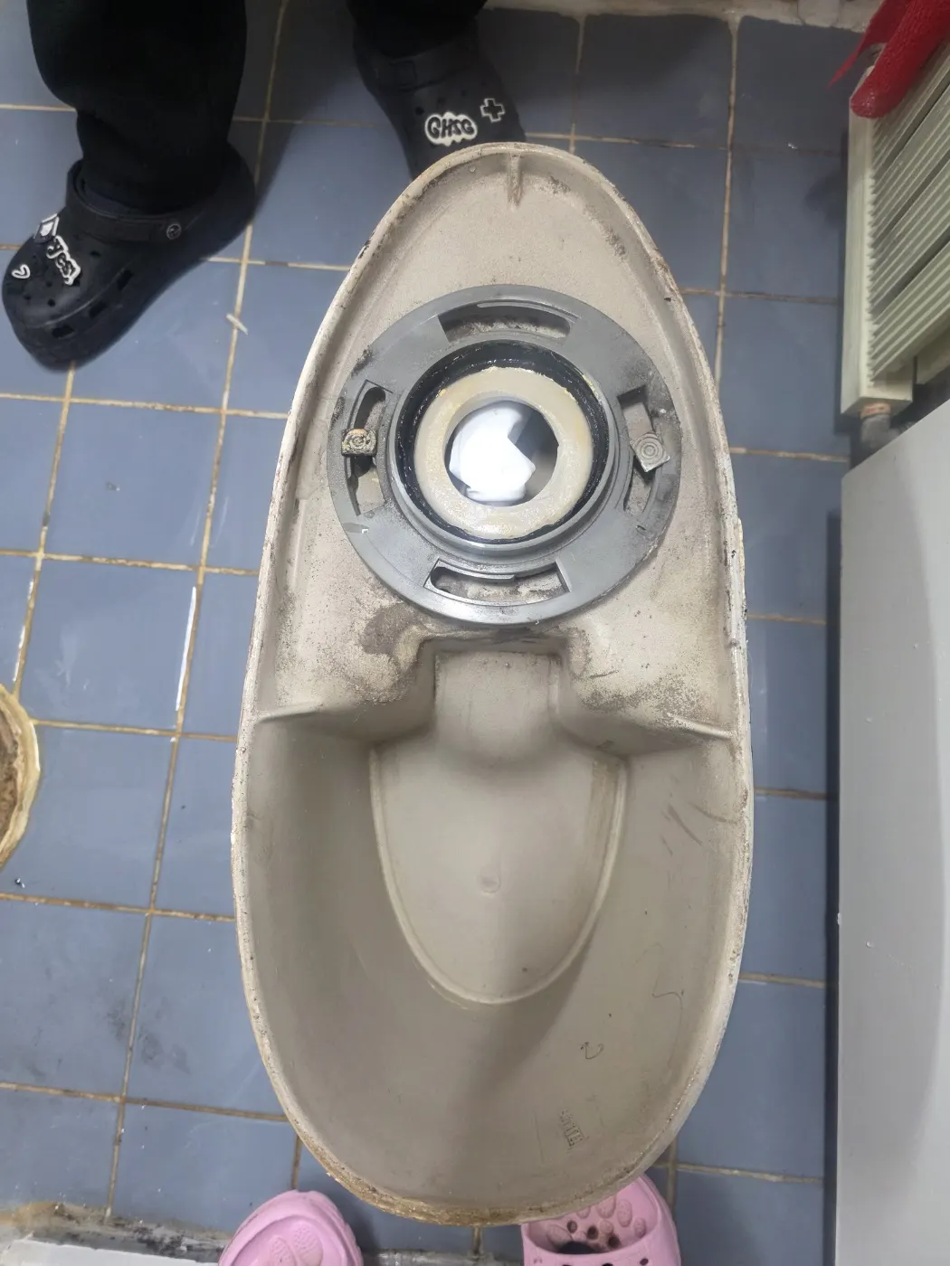 화성시 변기막힘 변기막힘 이물질과 배수 상태를 확인하는 작업 사진