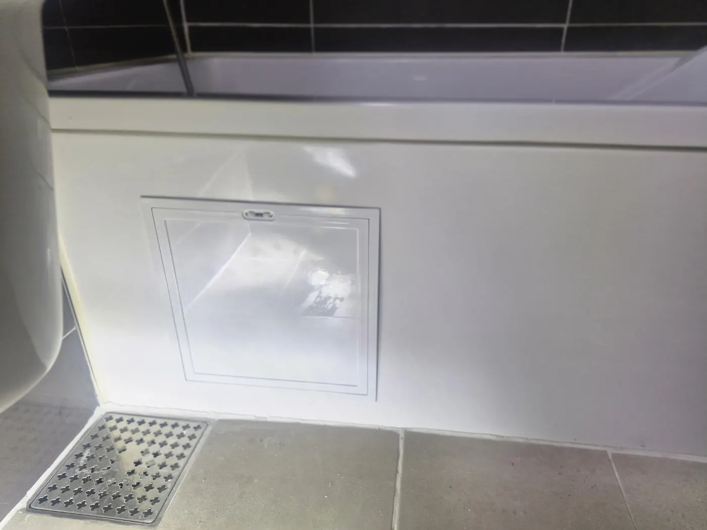 증평군 변기막힘 변기막힘 이물질과 배수 상태를 확인하는 작업 사진