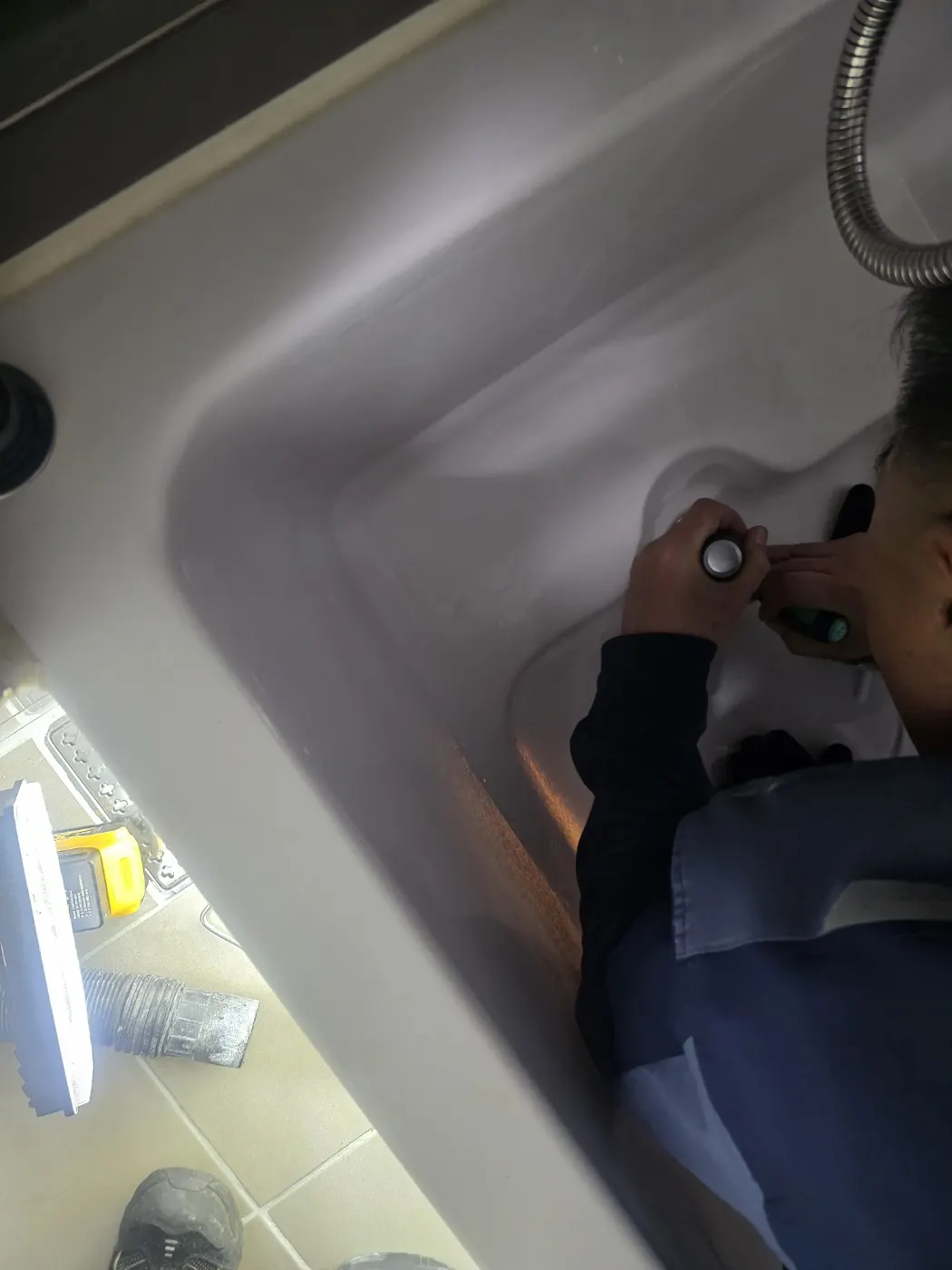 세종시 변기막힘 변기와 오수배관 연결 구간을 점검하는 현장 사진
