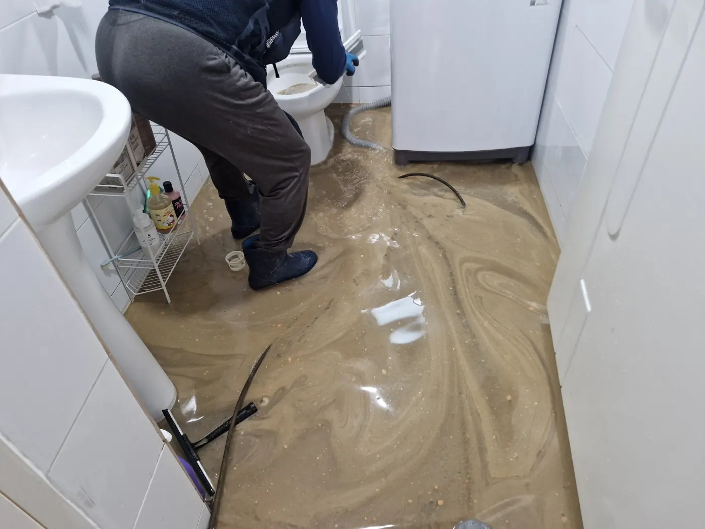 보령시 변기막힘 변기막힘 이물질과 배수 상태를 확인하는 작업 사진