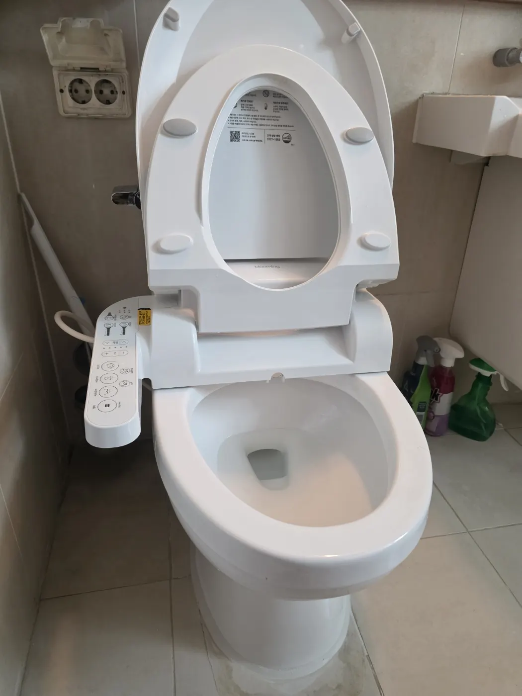 아산시 변기막힘 변기막힘 이물질과 배수 상태를 확인하는 작업 사진