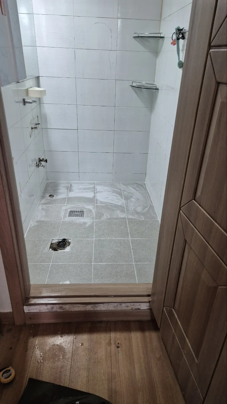 화성시 변기막힘 변기와 오수배관 연결 구간을 점검하는 현장 사진