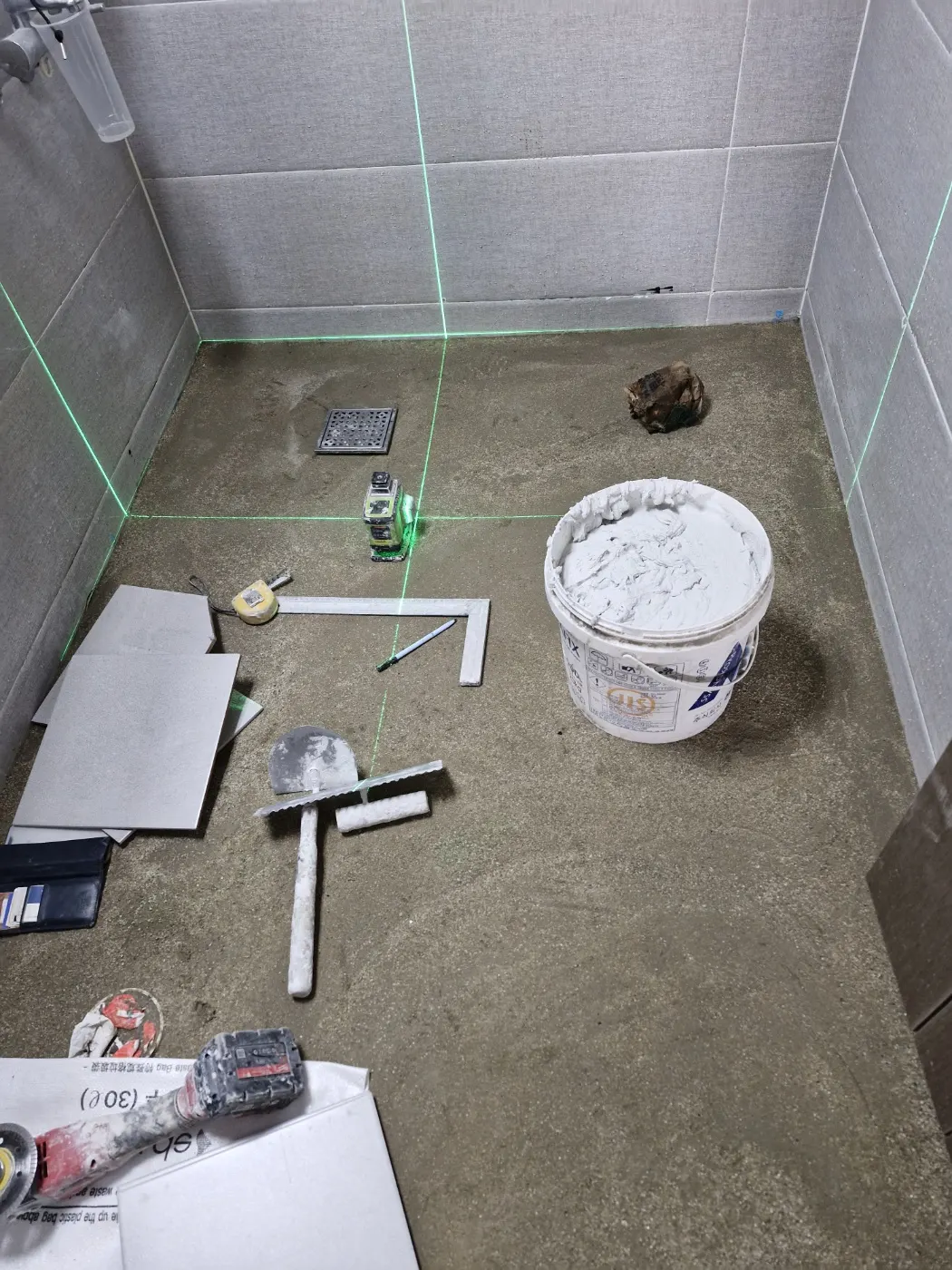 의왕시 변기막힘 변기막힘 이물질과 배수 상태를 확인하는 작업 사진