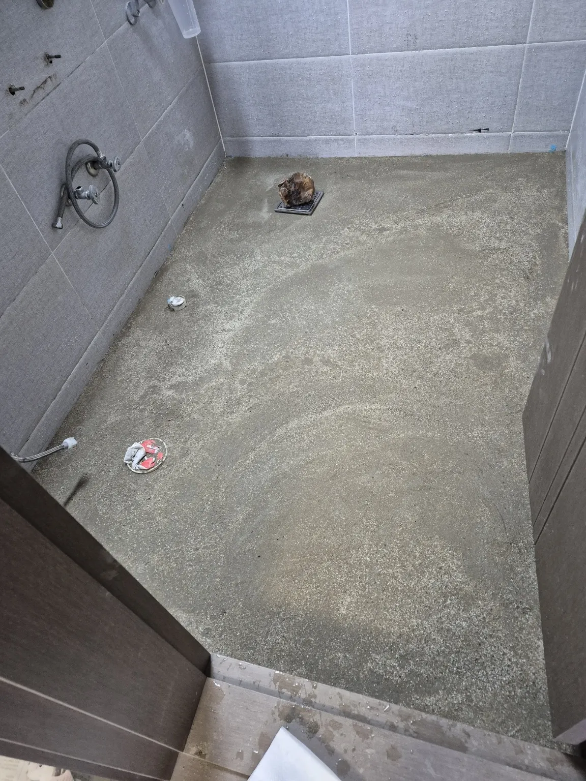 보령시 변기막힘 변기와 오수배관 연결 구간을 점검하는 현장 사진