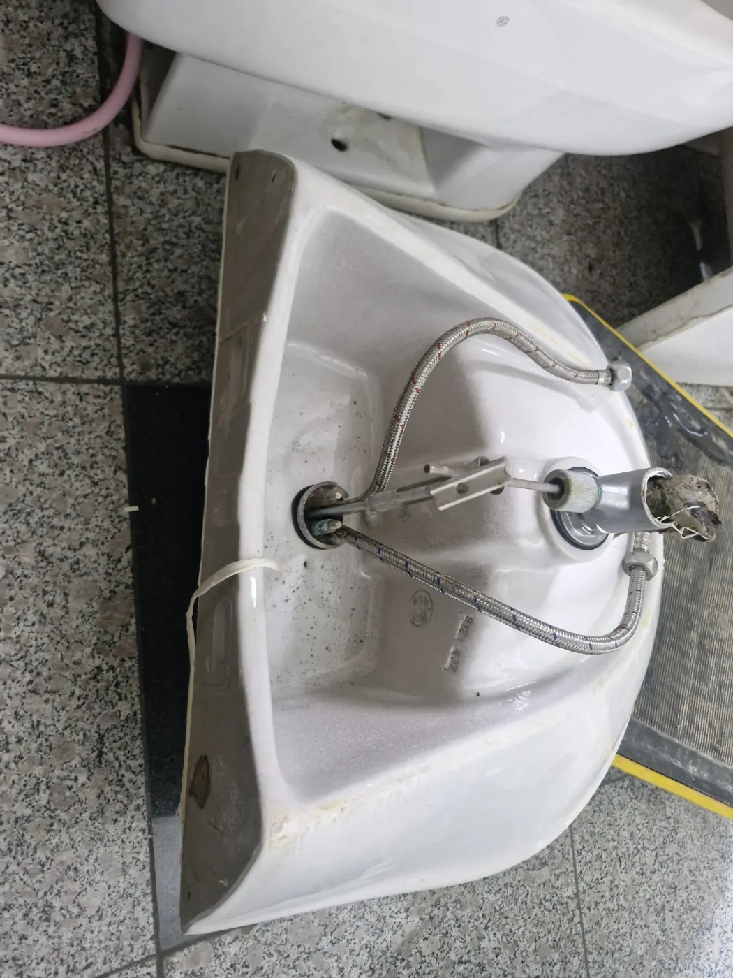 세종시 변기막힘 변기막힘 이물질과 배수 상태를 확인하는 작업 사진