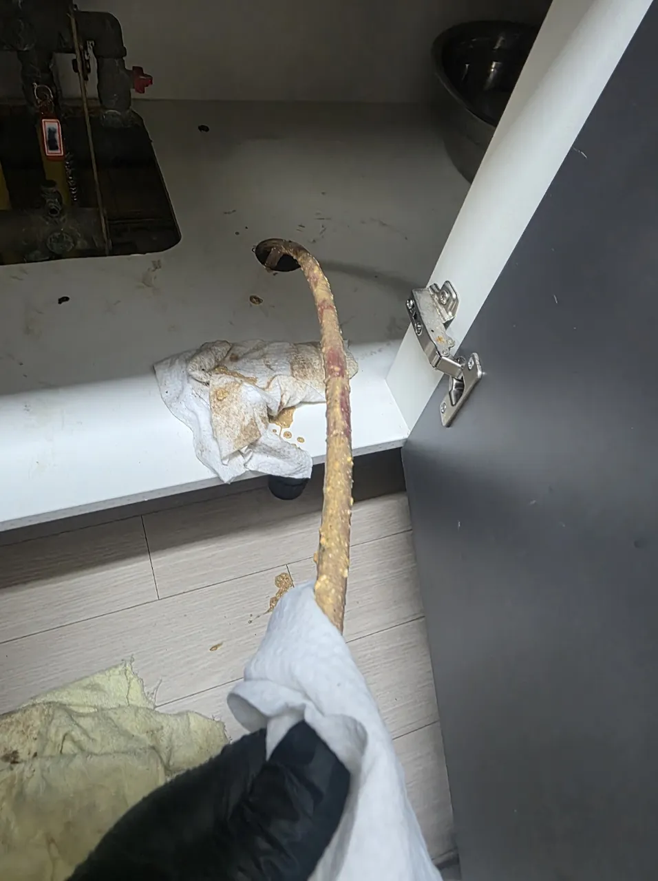 계양구 배관공사 현장 배관 상태를 확인하는 작업 사진