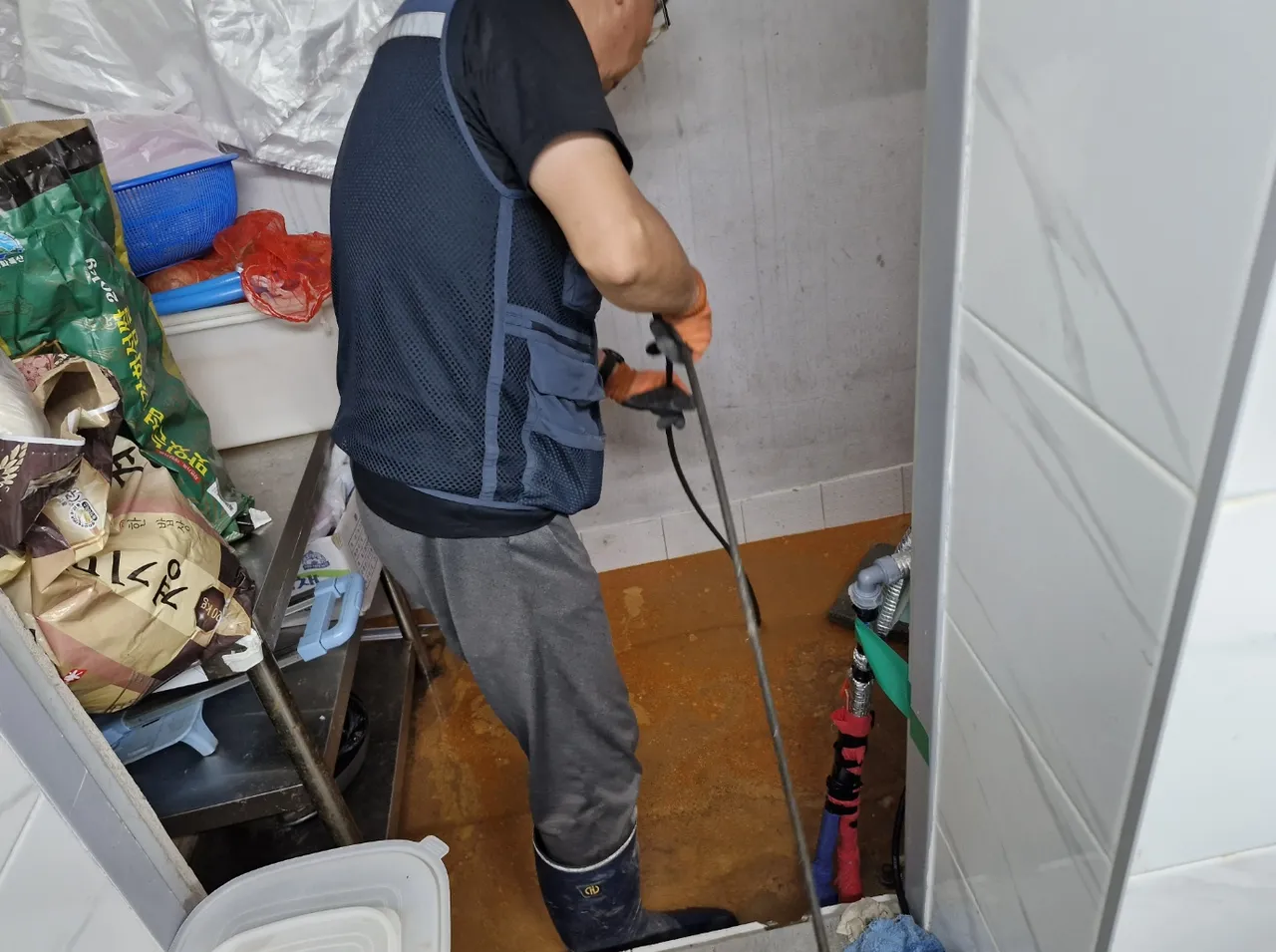 대전 동구 배관공사 현장 배관 상태를 확인하는 작업 사진