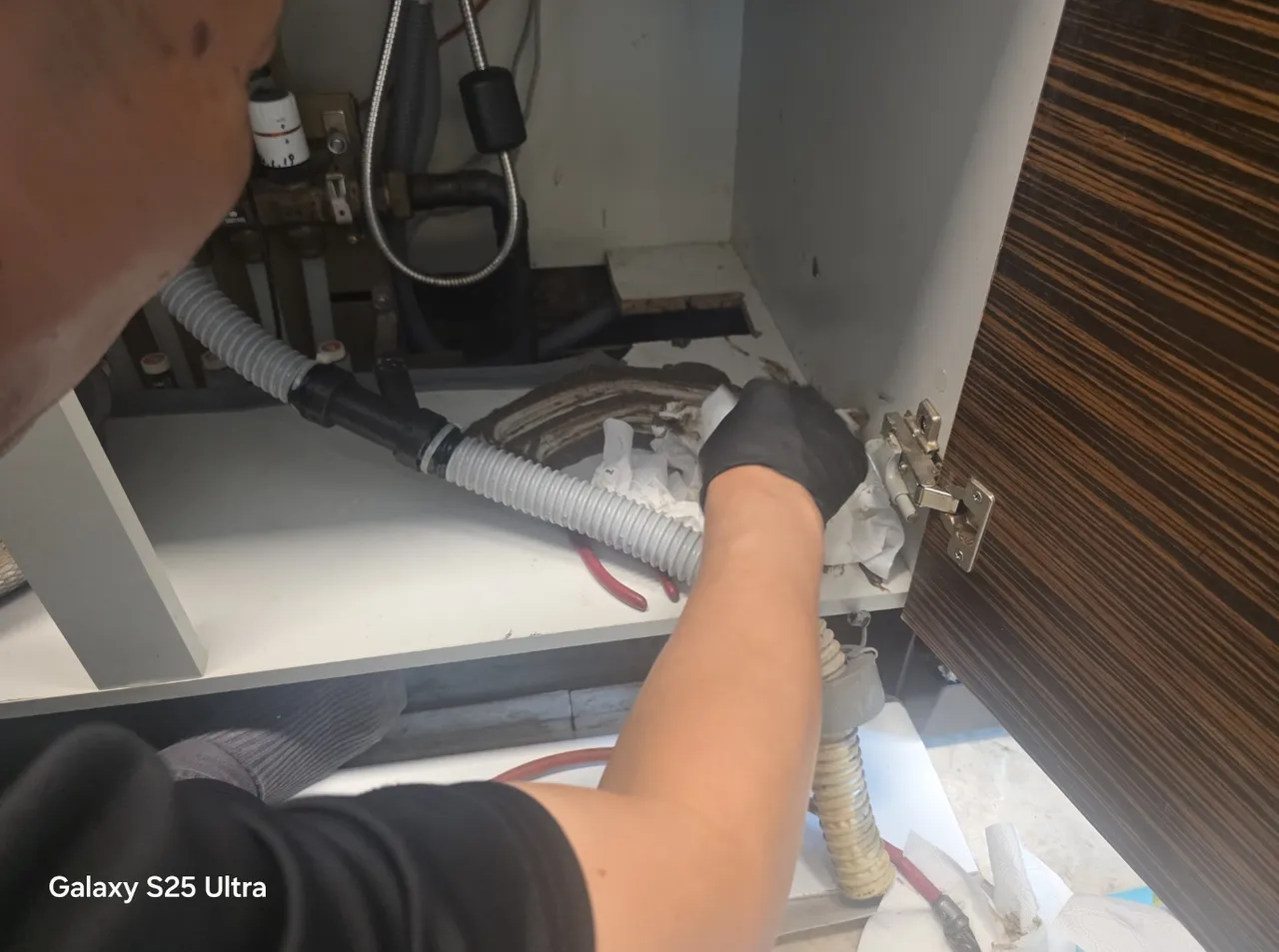 서산시 싱크대막힘 현장 배관 상태를 확인하는 작업 사진