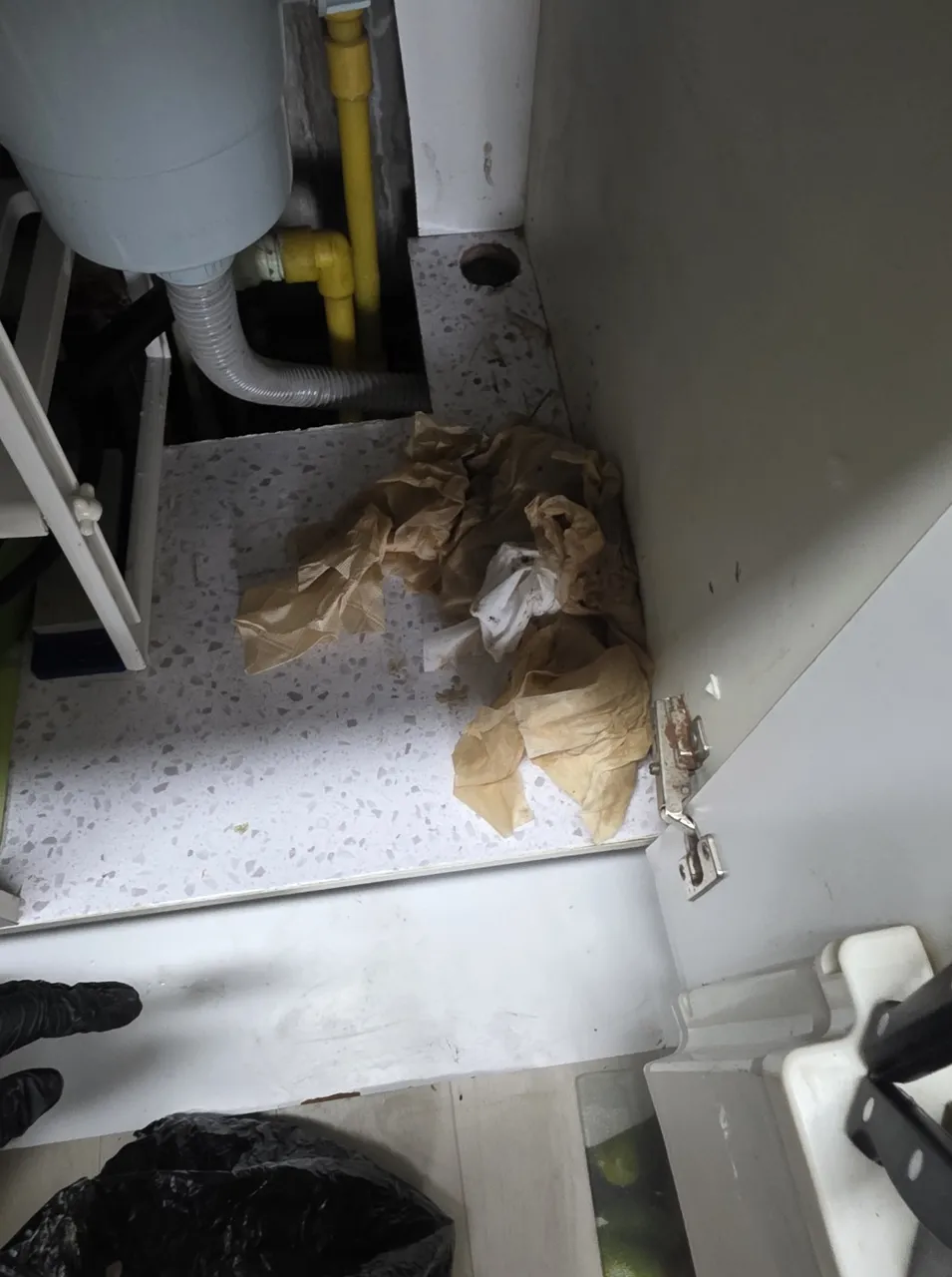 증평군 싱크대막힘 현장 배관 상태를 확인하는 작업 사진