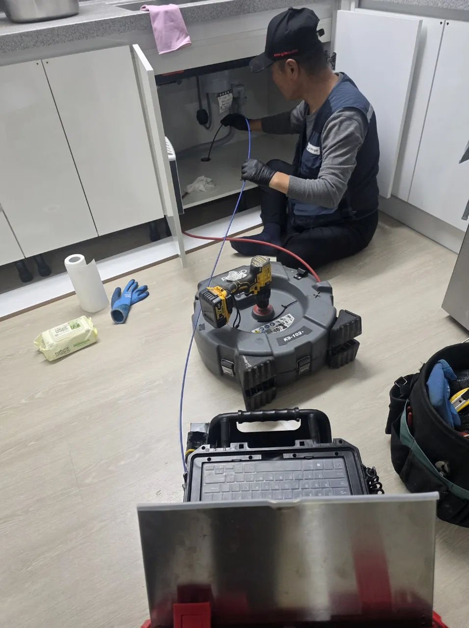 진천군 싱크대막힘 현장 배관 상태를 확인하는 작업 사진