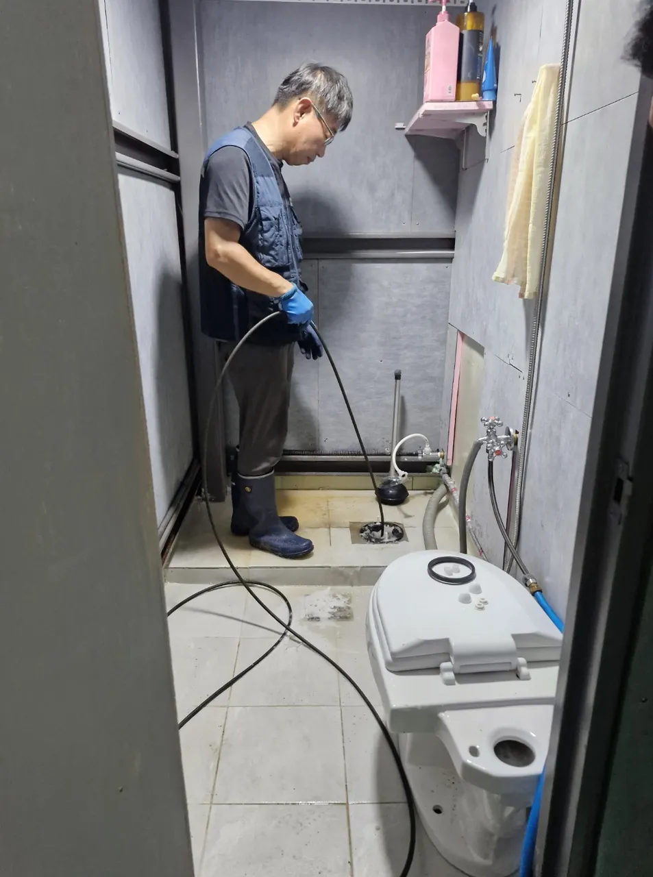 옥천군 변기막힘 배수·배관 문제 원인을 점검하는 실제 작업 사진