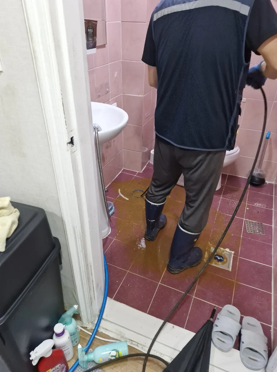 옥천군 변기막힘 현장 배관 상태를 확인하는 작업 사진